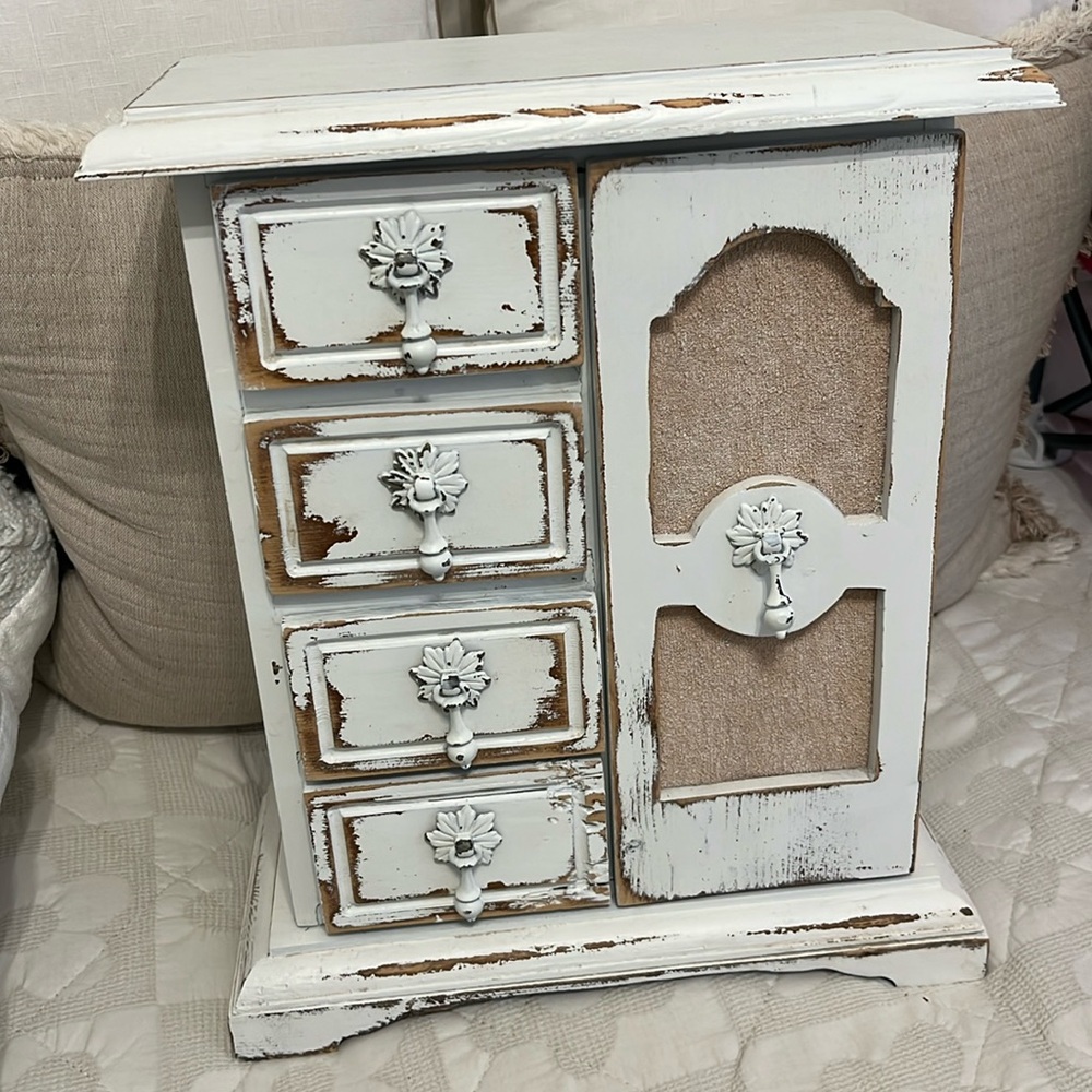 White antique jewelry box